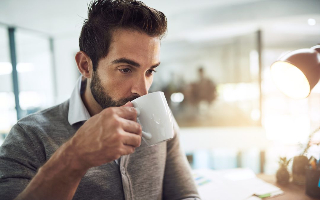 Is Drinking Coffee on an Empty Stomach Harmful? Here’s What the Research Says…